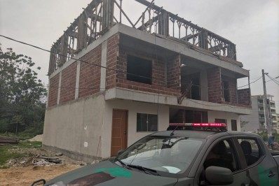 Polícia impede a continuidade de uma construção irregular na Gardênia Azul 