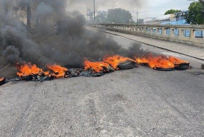 Vídeo: criminosos ateiam fogo em pneus em viaduto de Bangu