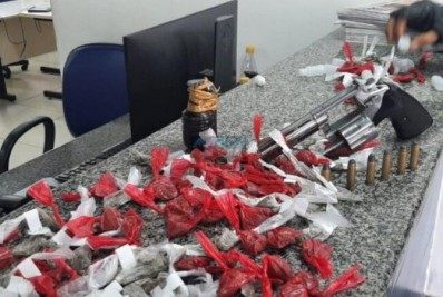 Homem jovem é capturado com granada arma e grande quantidade de drogas
