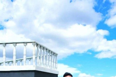 Fotos! Ivy Moares e namorado posam agarradinhos em praia