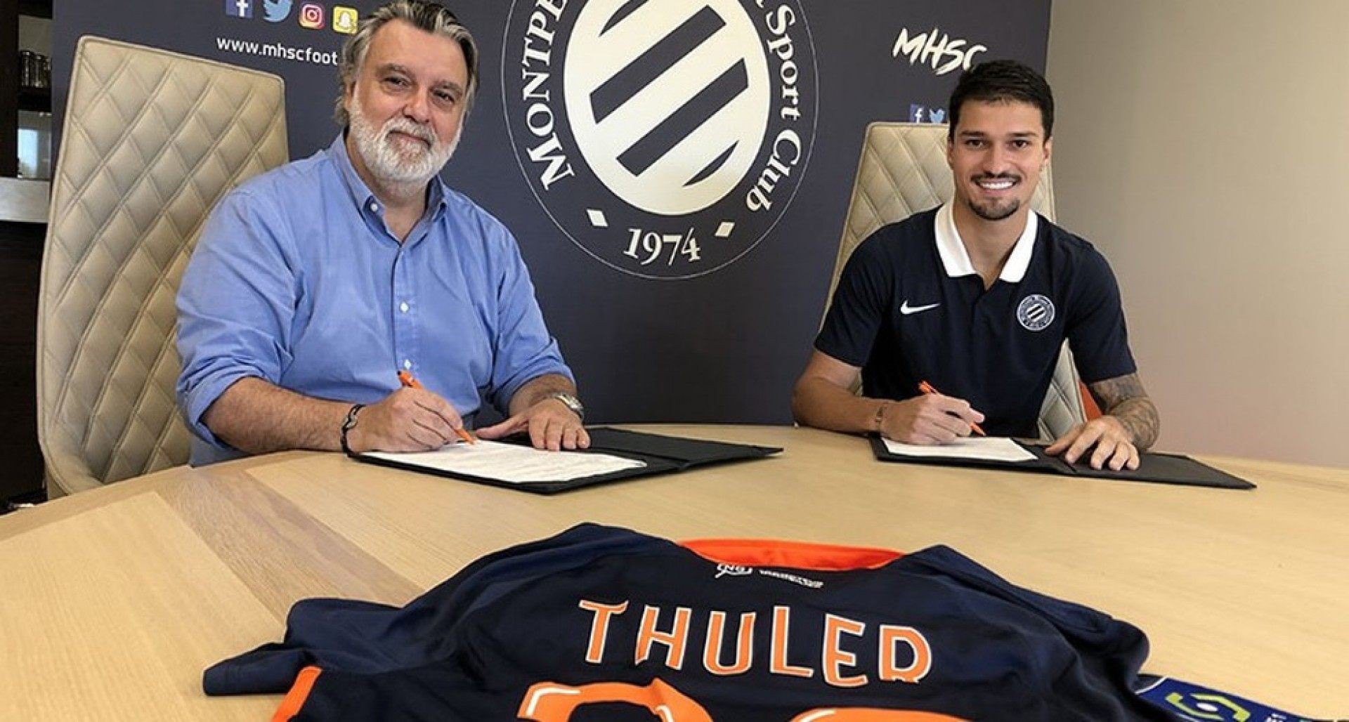 Thuler assinando contrato válido até junho de 2022 - Divulgação Montpellier
