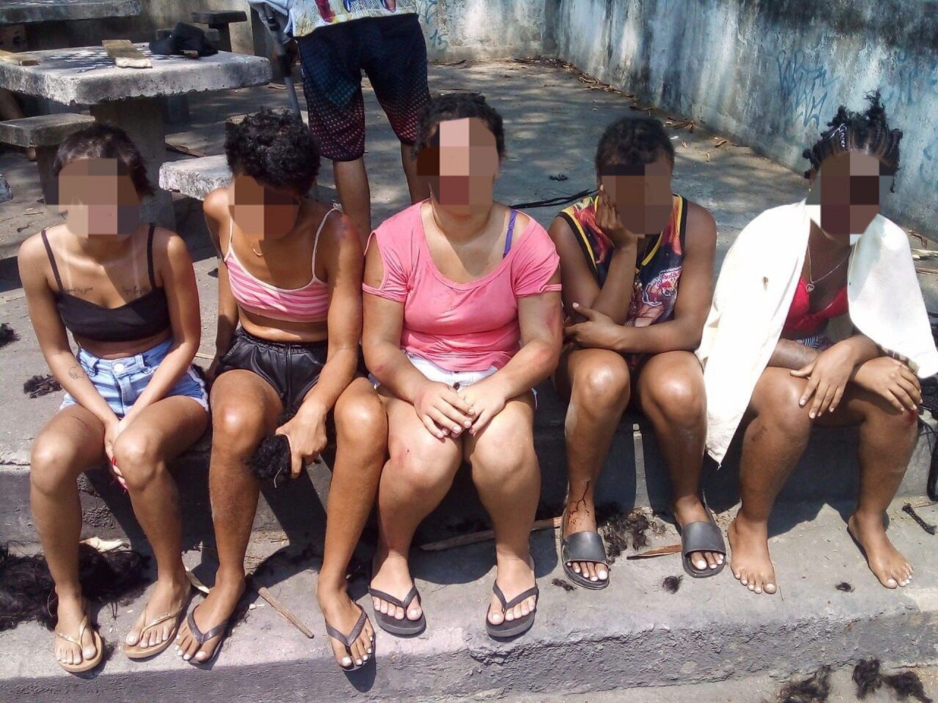 Polícia investiga vídeo de mulheres que tiveram o cabelo raspado na Zona Oeste do Rio