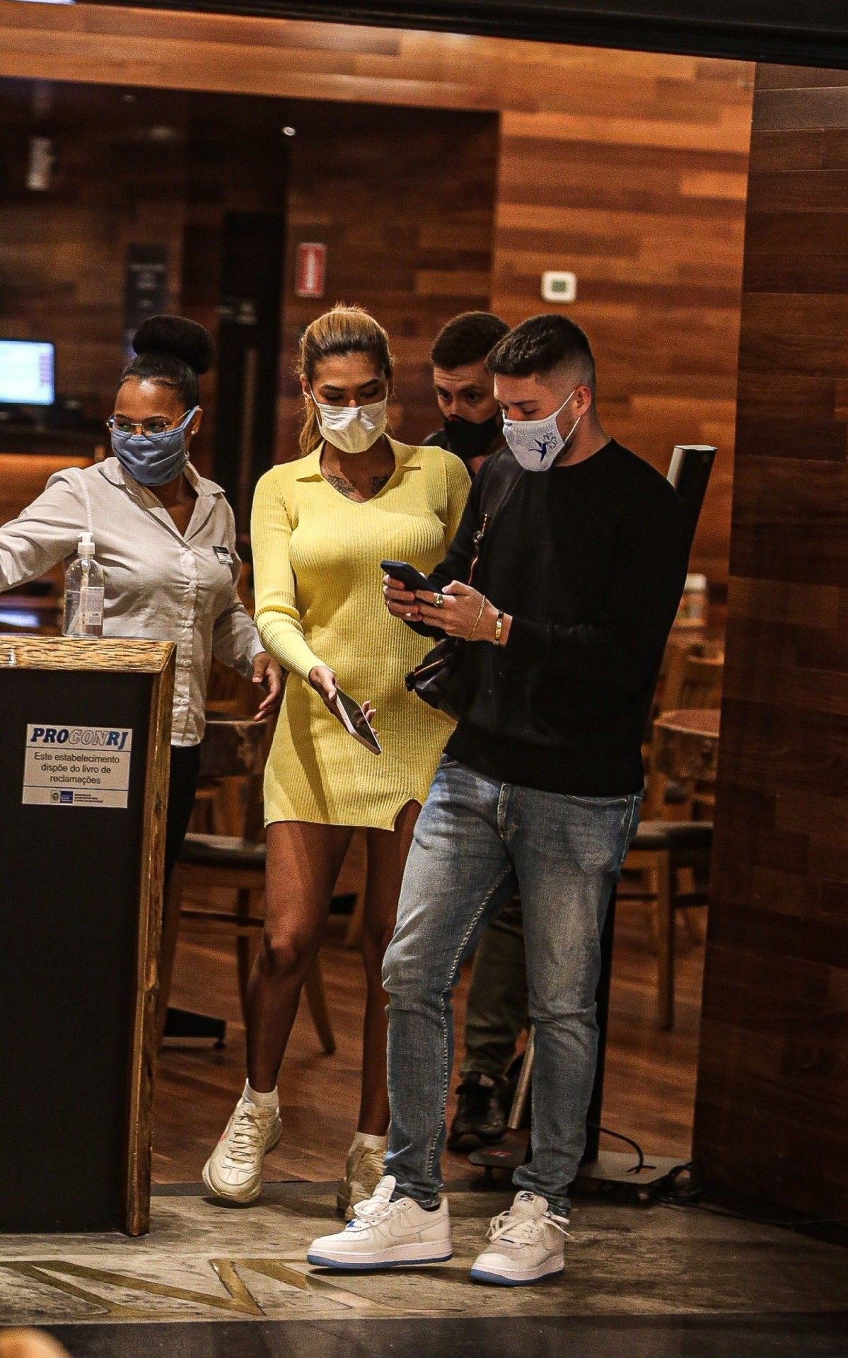 Pocah passeia com Ronan Souza em shopping da Barra da Tijuca