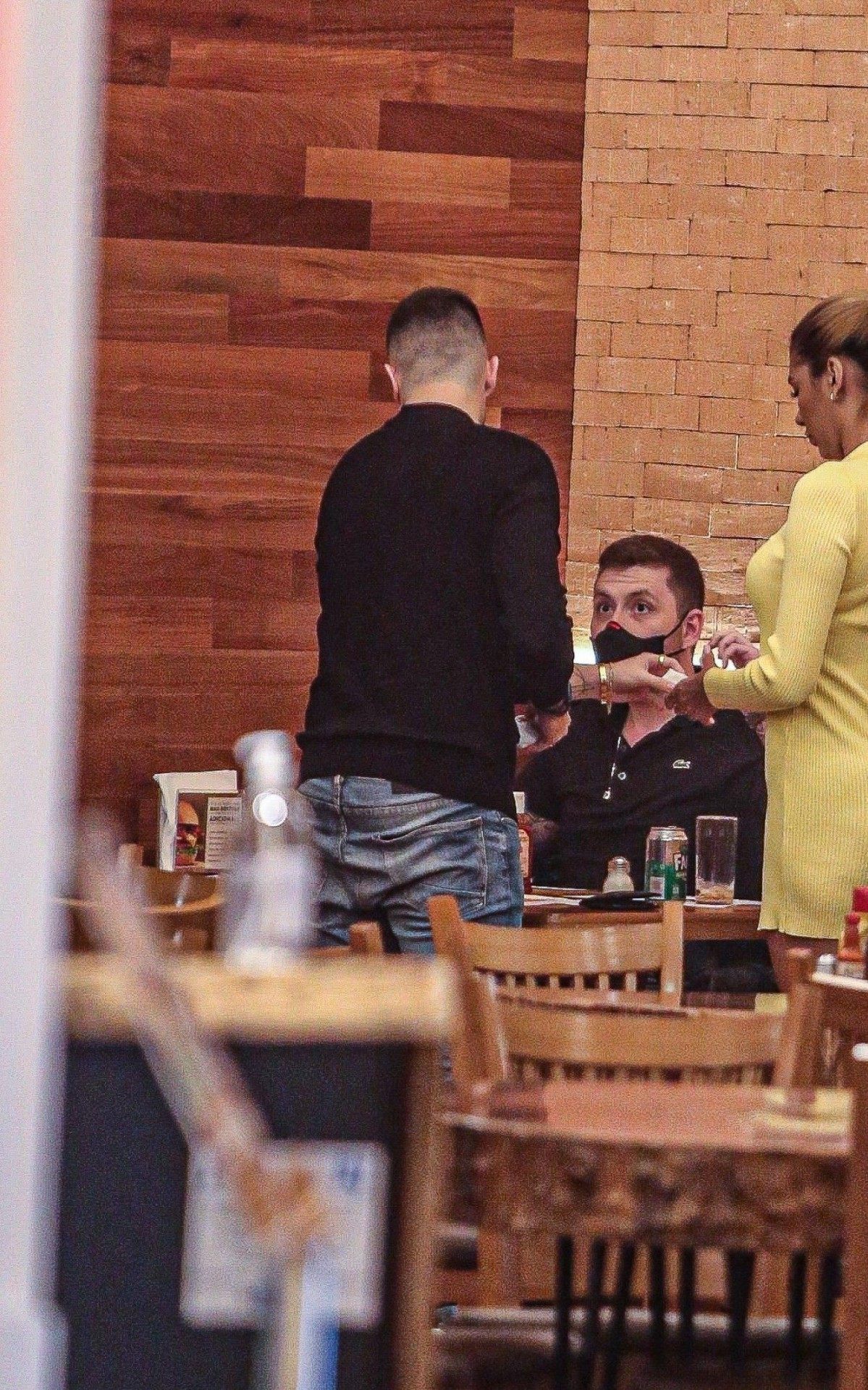 Pocah passeia com Ronan Souza em shopping da Barra da Tijuca