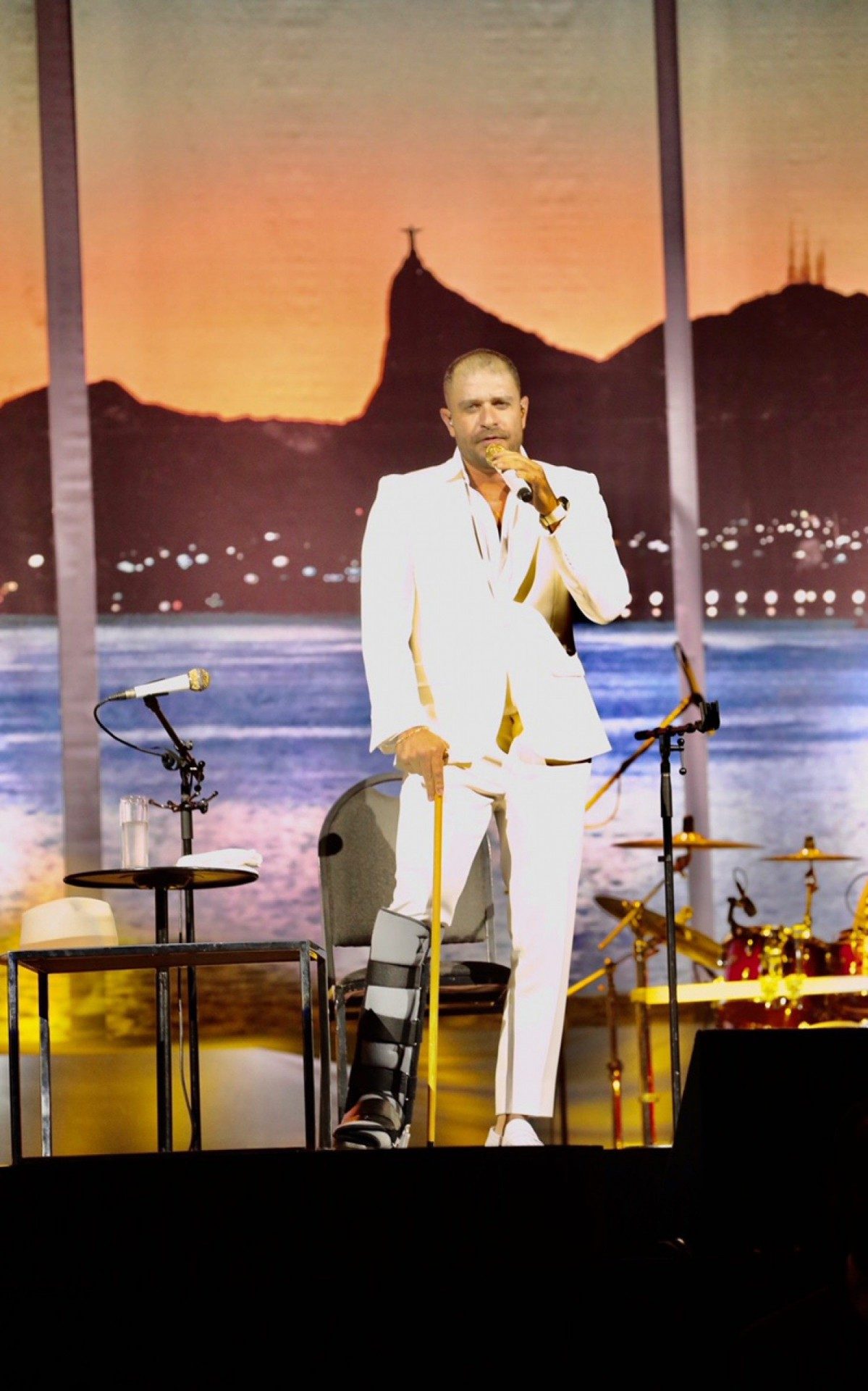 Diogo Nogueira faz show de bengala e bota ortop&eacute;dica no Rio