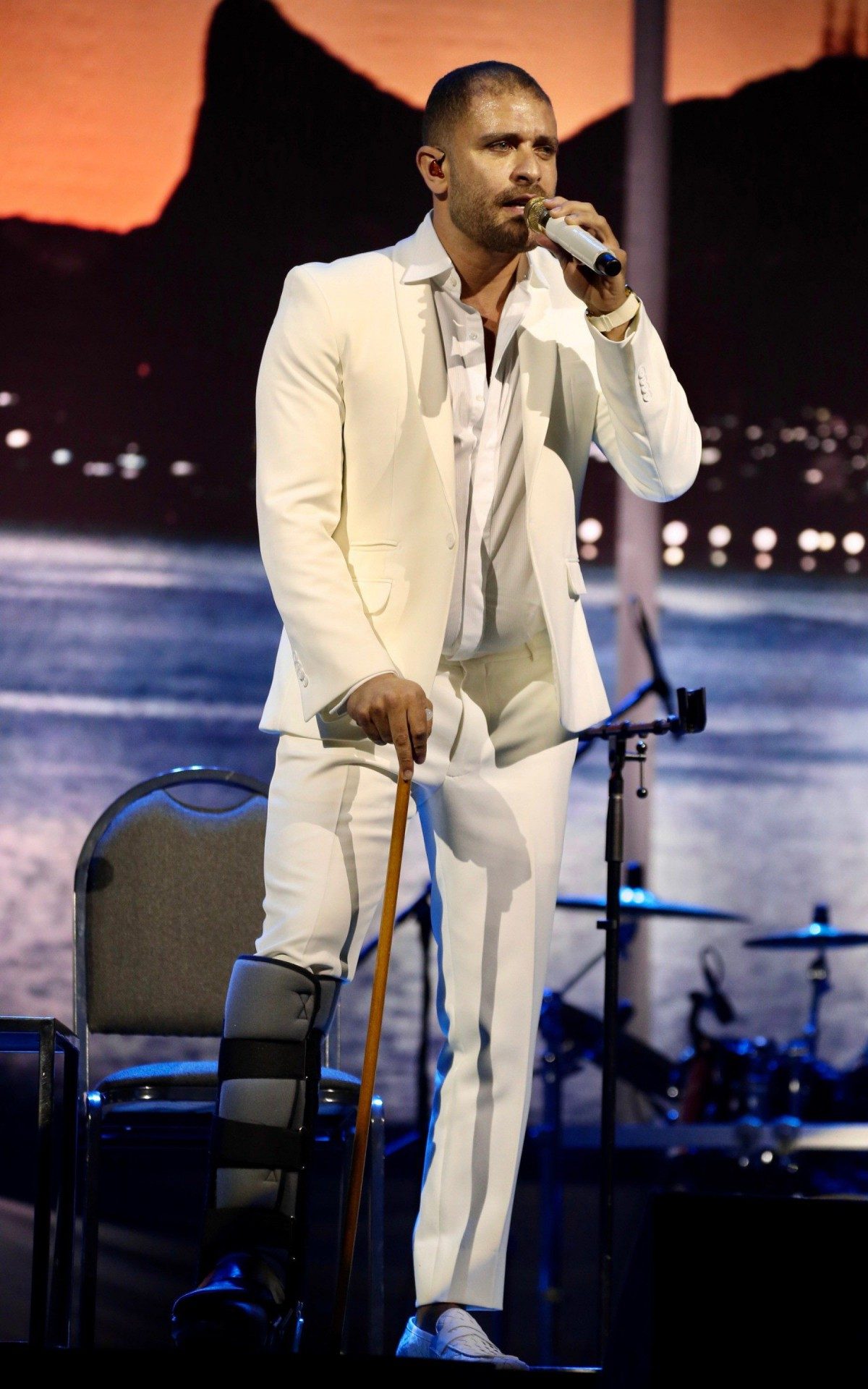 Diogo Nogueira faz show de bengala e bota ortop&eacute;dica no Rio