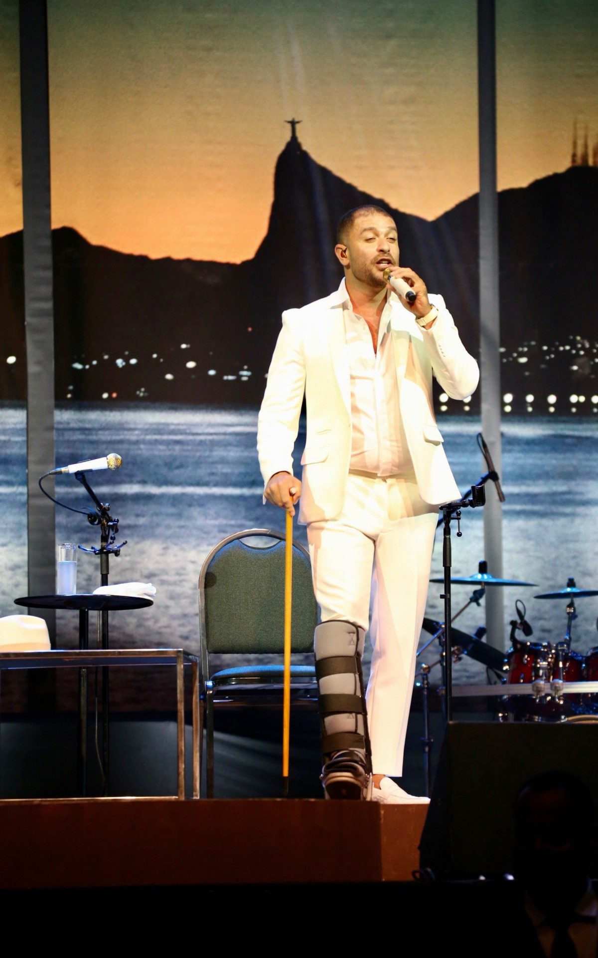 Diogo Nogueira faz show de bengala e bota ortop&eacute;dica no Rio