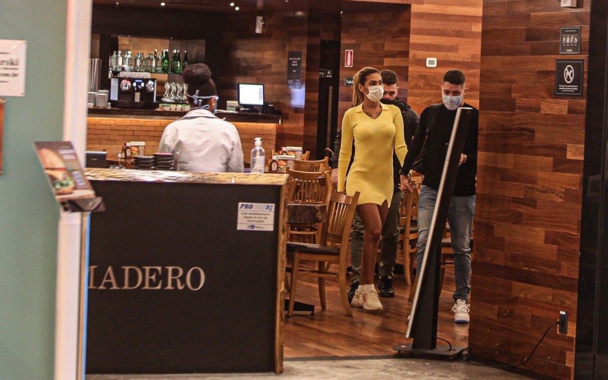 Pocah passeia com Ronan Souza em shopping da Barra da Tijuca