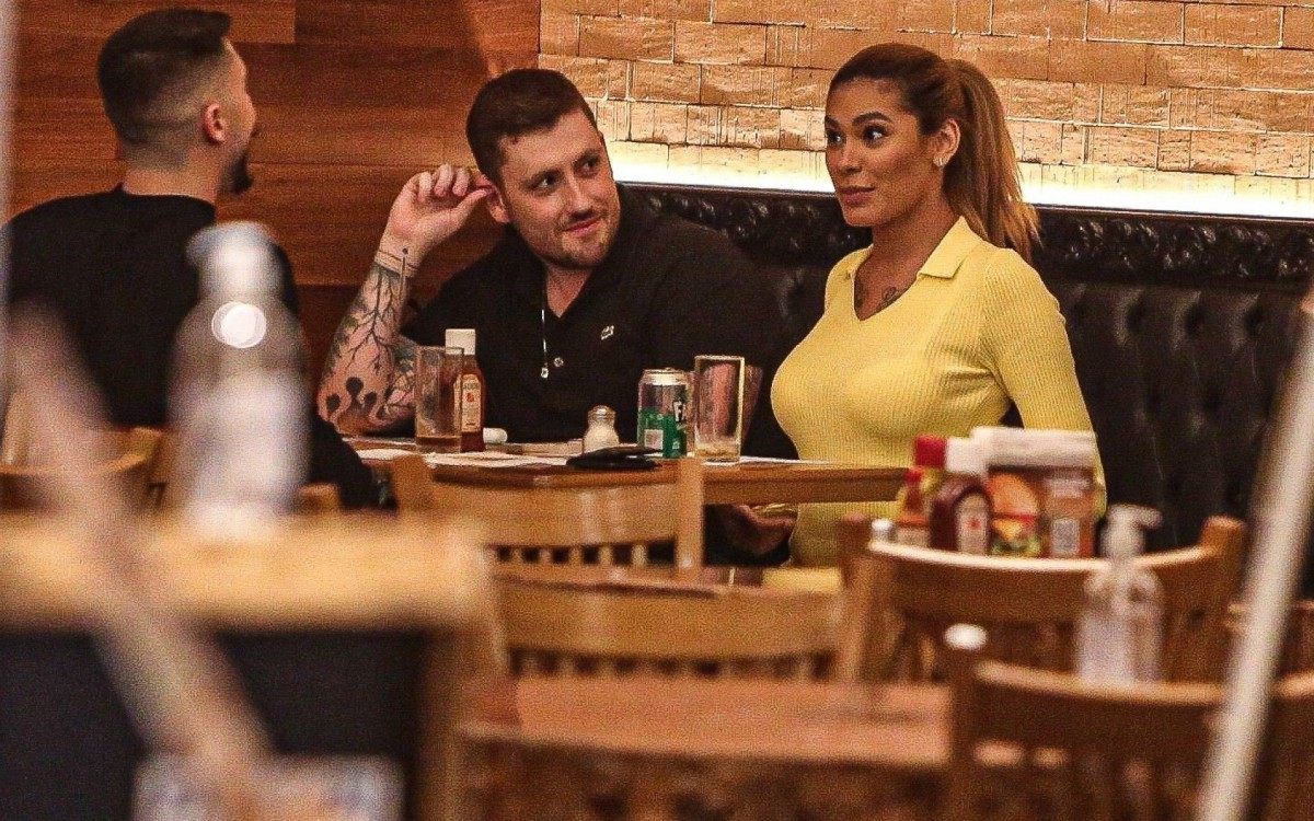 Pocah passeia com Ronan Souza em shopping da Barra da Tijuca