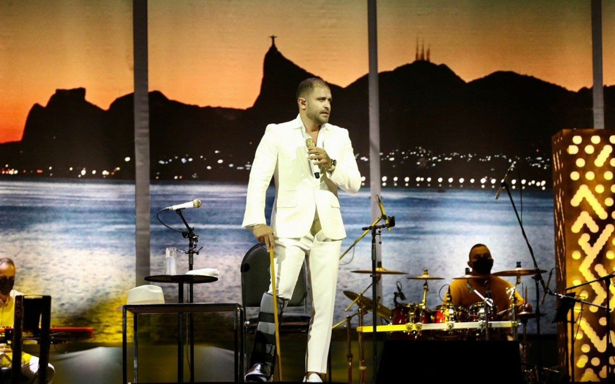 Diogo Nogueira faz show de bengala e bota ortopédica no Rio