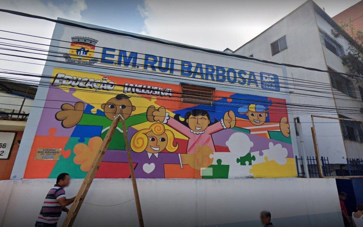 Jovem foi morto na porta da Escola Municipal Ruy Barbosa, em Gramacho - Reprodução