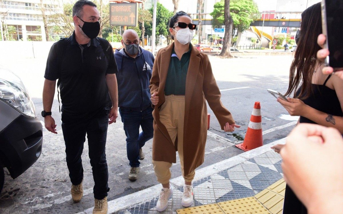 Juliette embarca no Aeroporto de Congonhas, em São Paulo, na manhã deste sábado