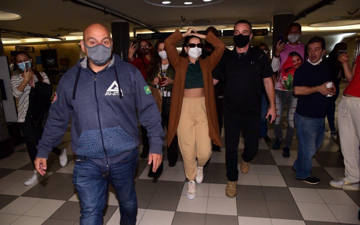 Juliette embarca no Aeroporto de Congonhas, em São Paulo, na manhã deste sábado