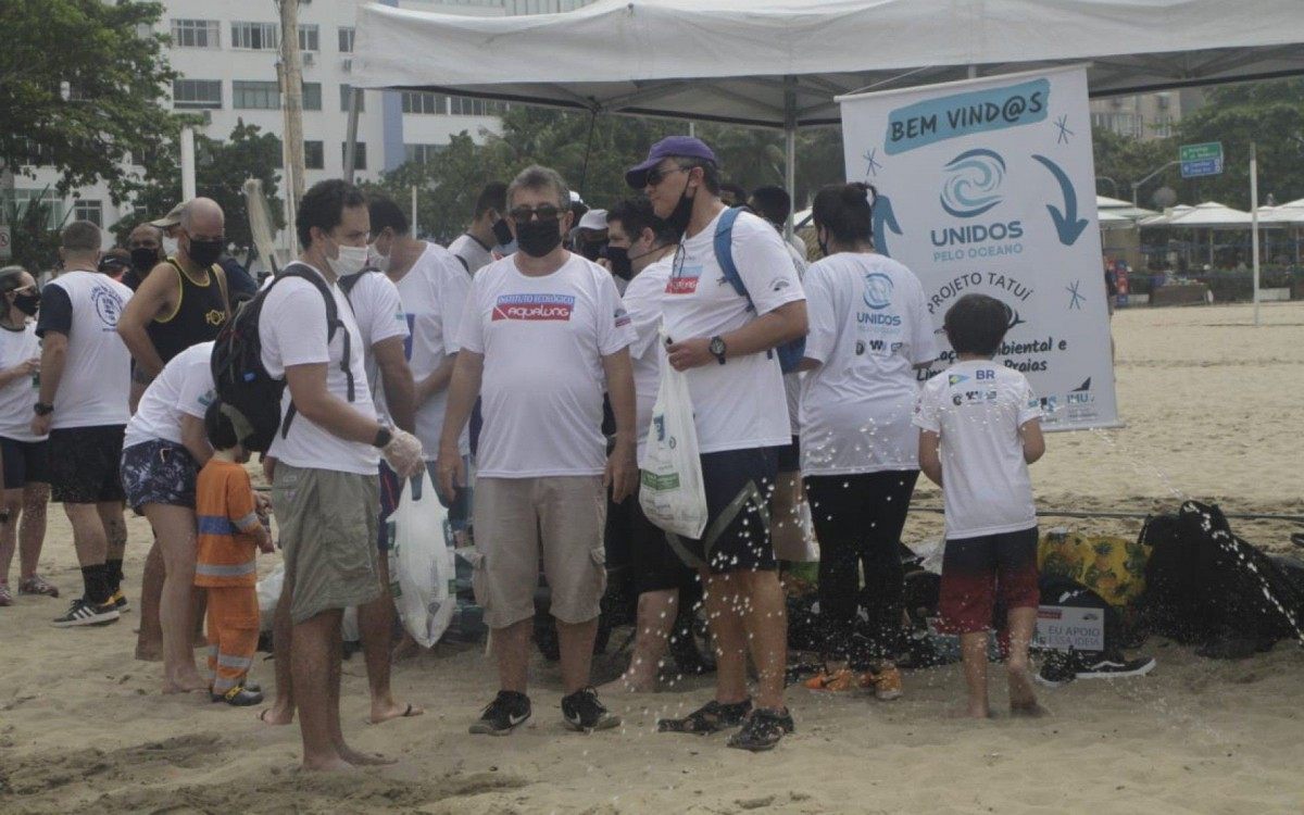 Instituto Ecológico Aqualung realiza ação de coleta de lixo na praia de Copacabana - Marcos Porto/Agência O Dia