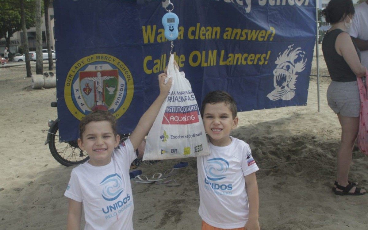Instituto Ecológico Aqualung realiza ação de coleta de lixo na praia de Copacabana - Marcos Porto/Agência O Dia
