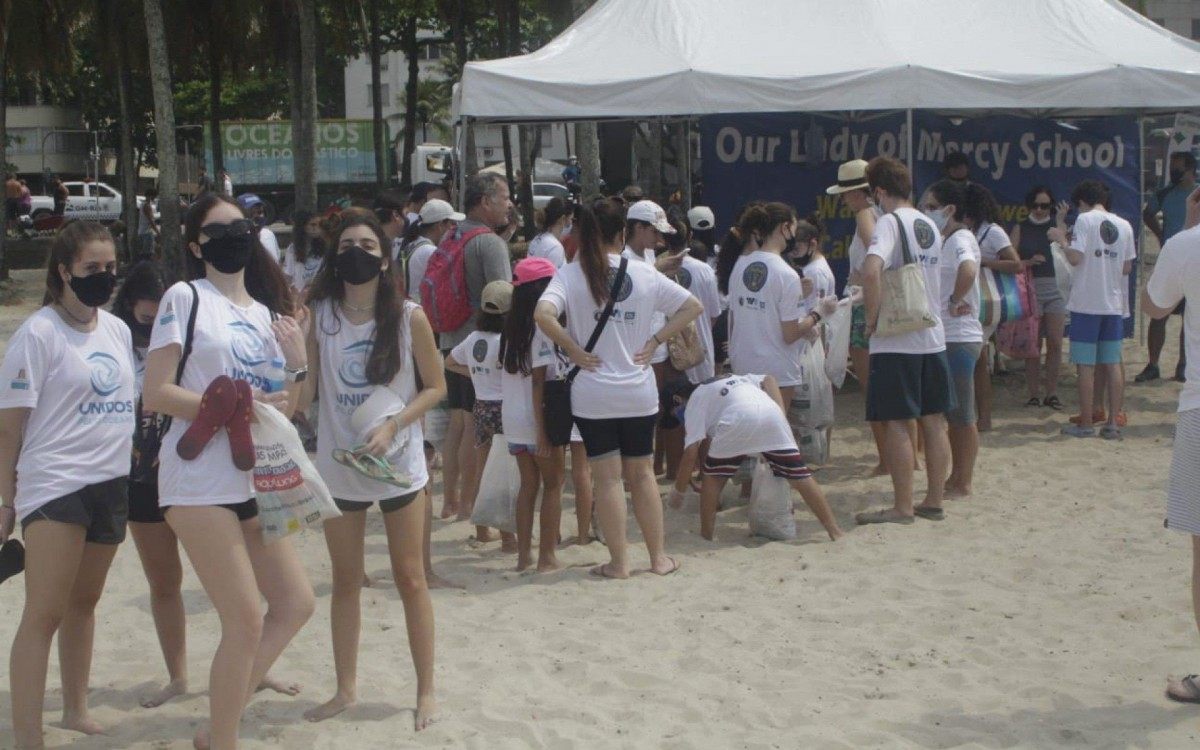 Instituto Ecológico Aqualung realiza ação de coleta de lixo na praia de Copacabana - Marcos Porto/Agência O Dia