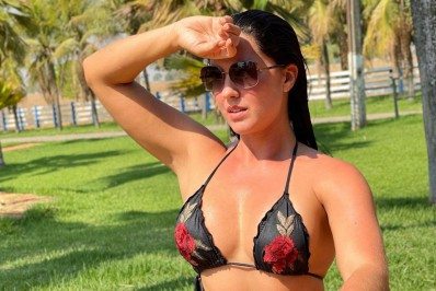 Aos 40 anos, Graciele Lacerda quebra a internet ao posar de biquíni: 'Saudades desse calorão'