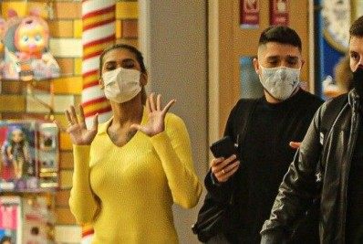 Pocah passeia no shopping com o noivo, Ronan Souza