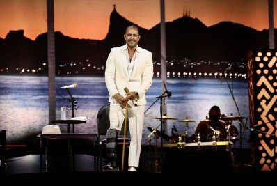 Diogo Nogueira faz show de bengala e bota ortopédica