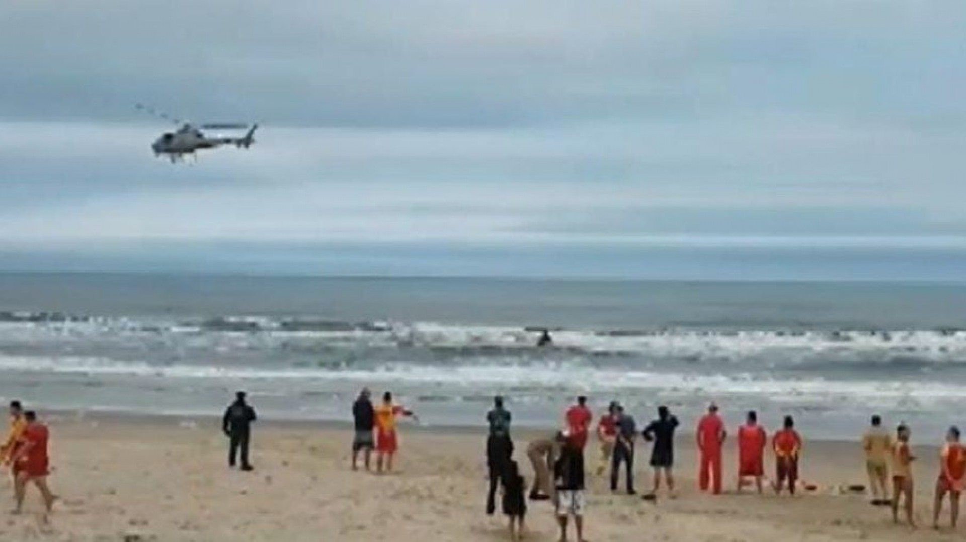 Bombeiro de folga entra na água para salvar irmão e acaba desaparecendo no mar