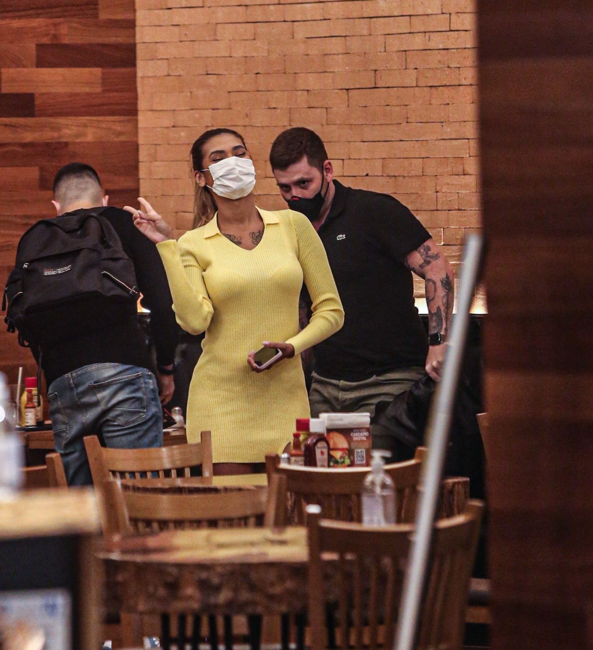 Pocah passeia com Ronan Souza em shopping da Barra da Tijuca - AgNews