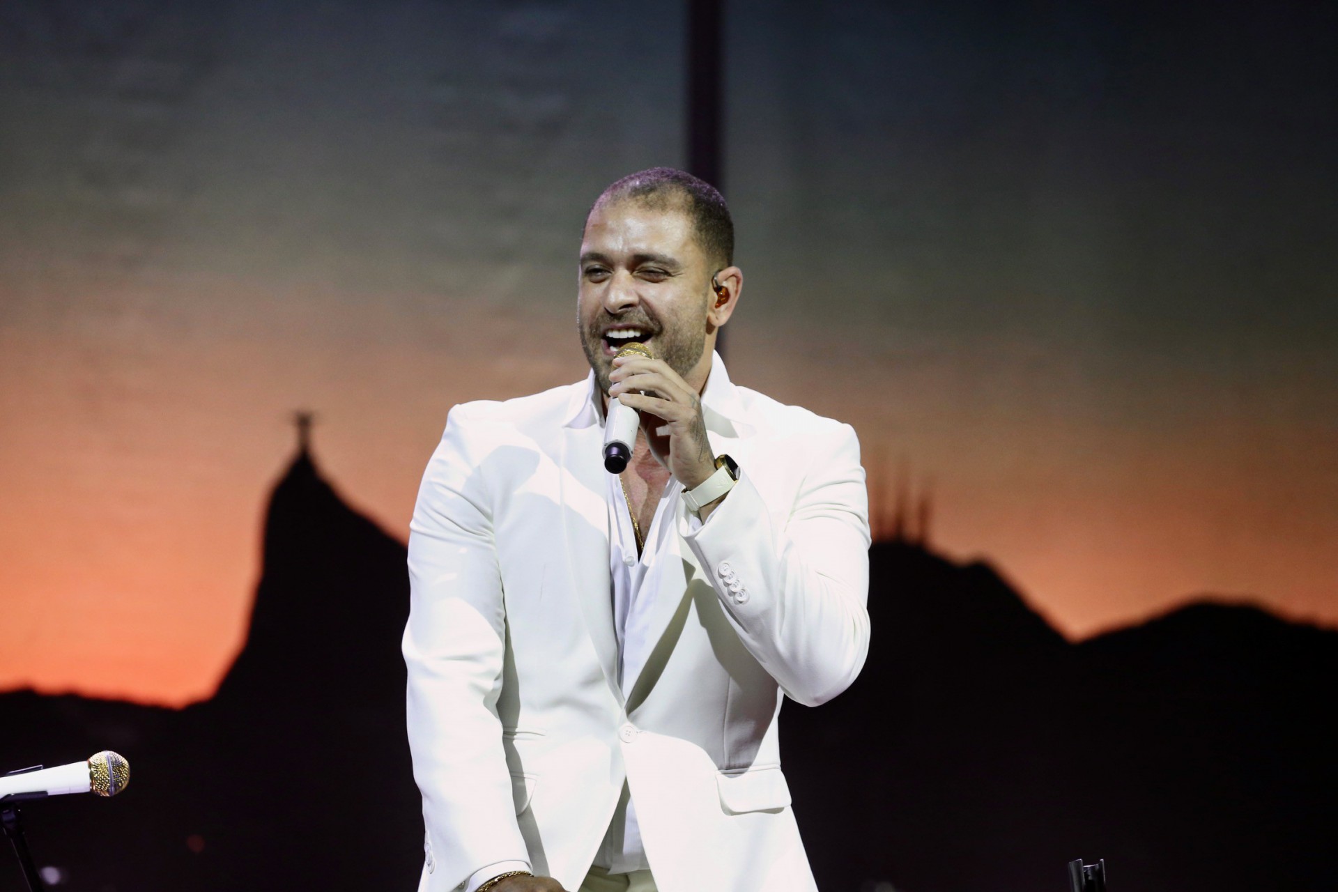 Diogo Nogueira faz show de bengala e bota ortopédica no Rio - Ag. News