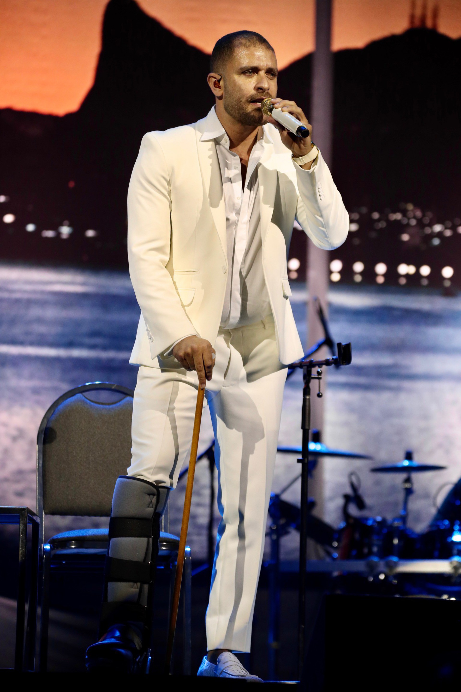 Diogo Nogueira faz show de bengala e bota ortopédica no Rio - Ag. News