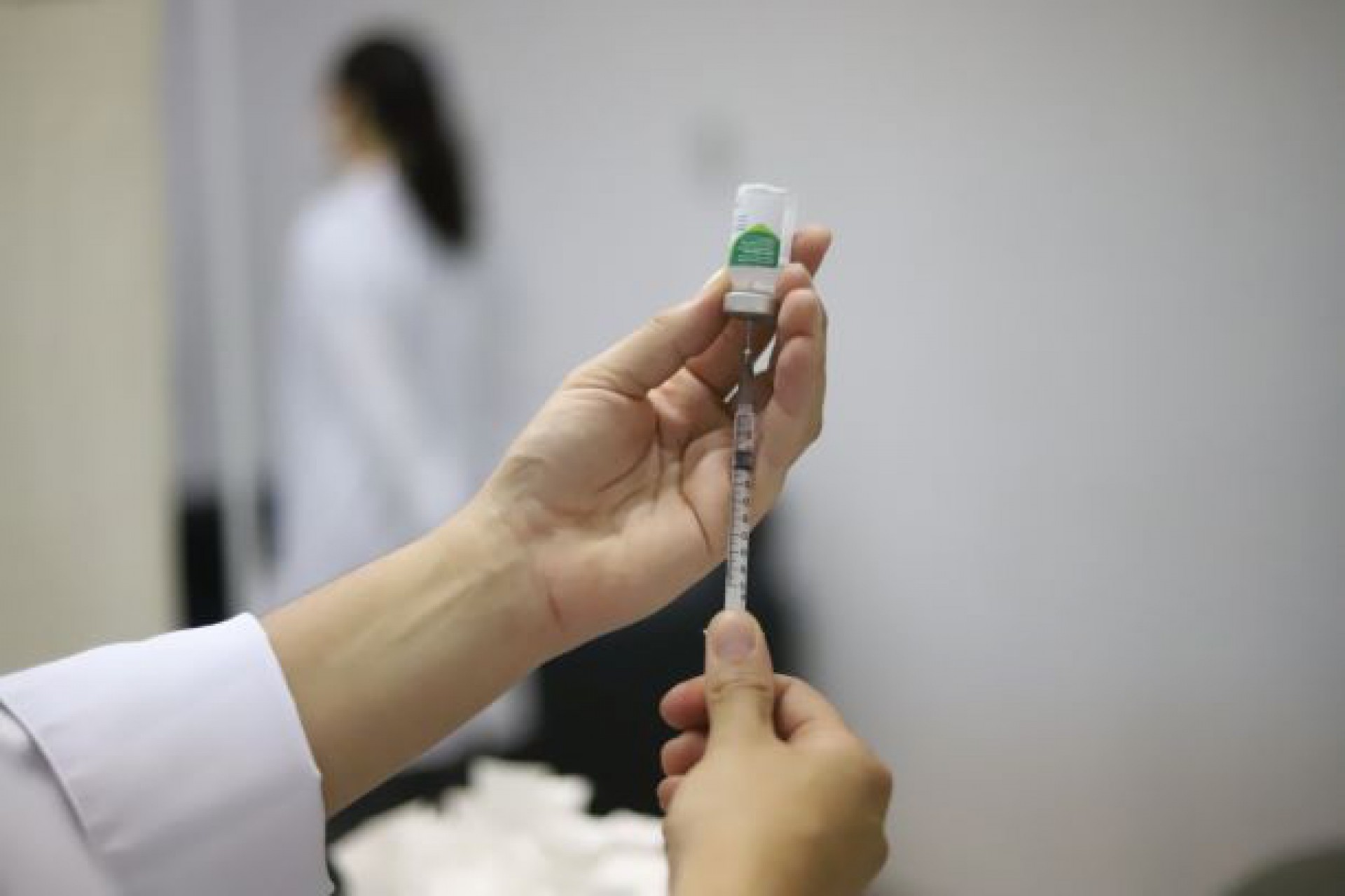 Petrópolis retoma vacinação de adolescentes com 17 anos na segunda-feira