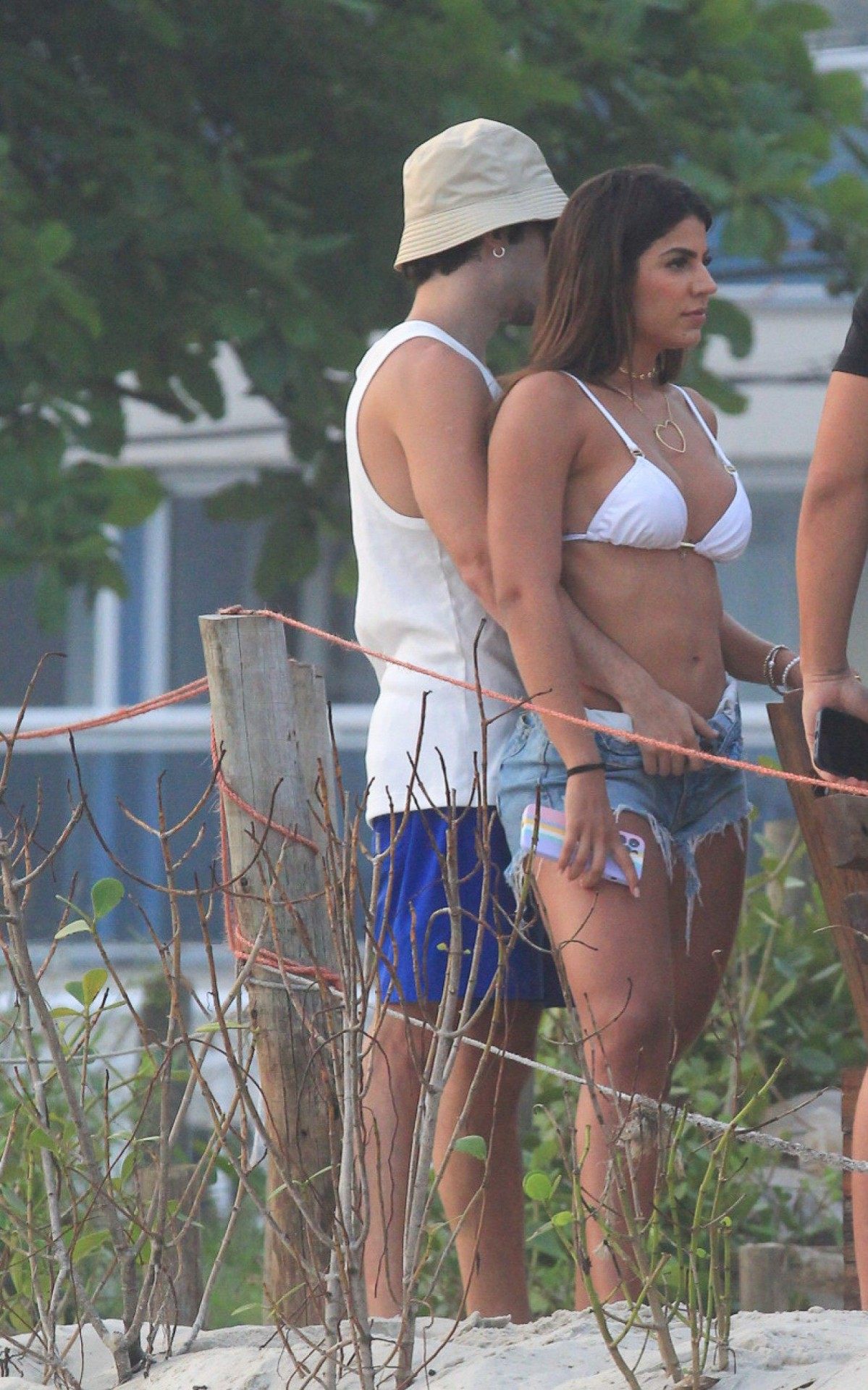 Hariany Almeida curte dia de praia com namorado