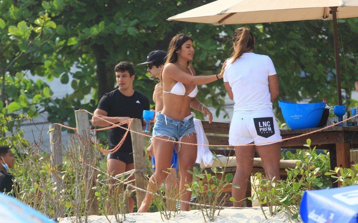 Hariany Almeida curte dia de praia com namorado