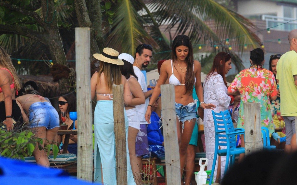 Hariany Almeida curte dia de praia com namorado