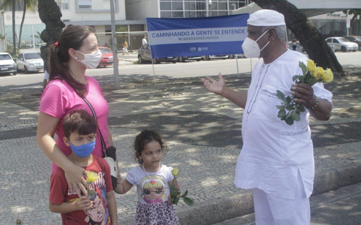 Representantes religiosos distribuem flores na orla de Copacabana enquanto conscientizam transeuntes sobre a importância da liberdade religiosa - Marcos Porto/Agência O Dia