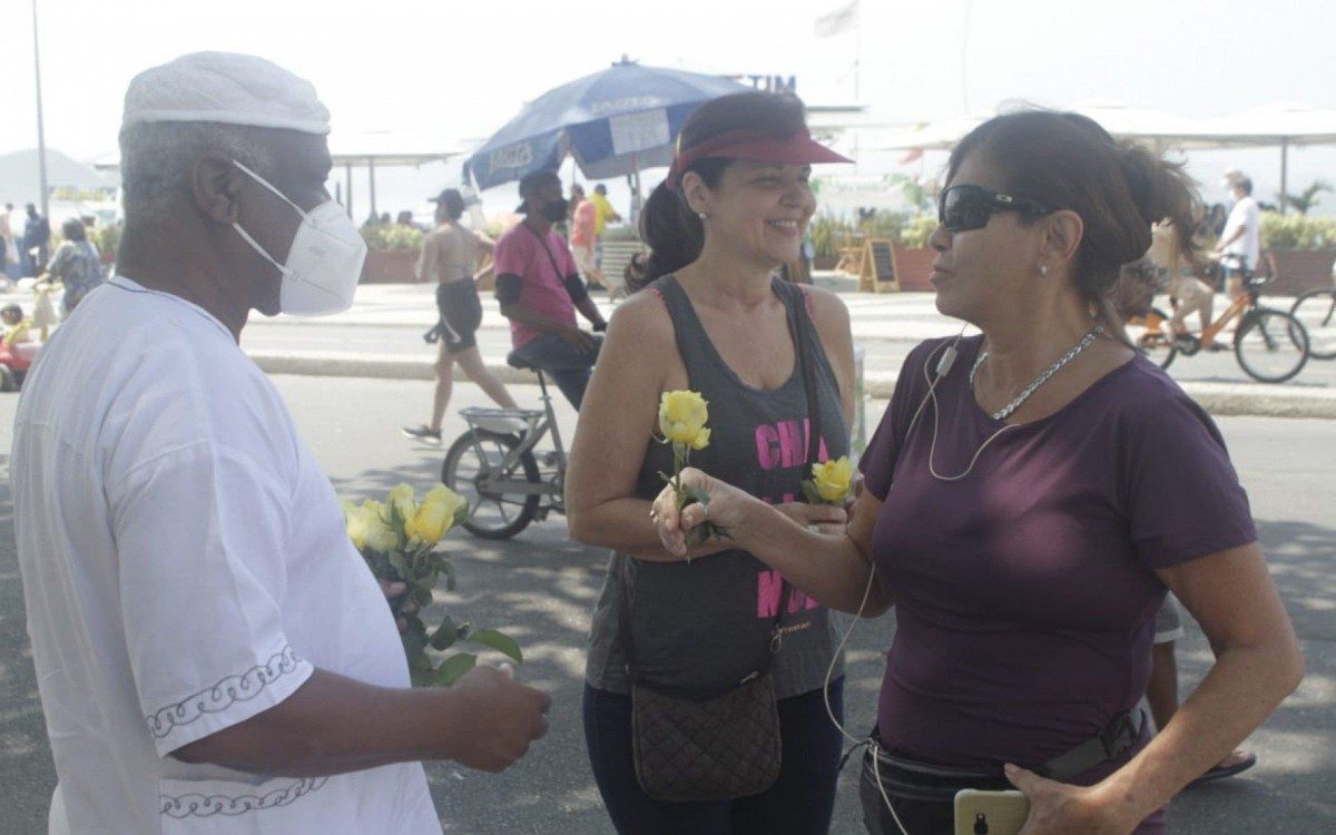 Representantes religiosos distribuem flores na orla de Copacabana enquanto conscientizam transeuntes sobre a importância da liberdade religiosa - Marcos Porto/Agência O Dia