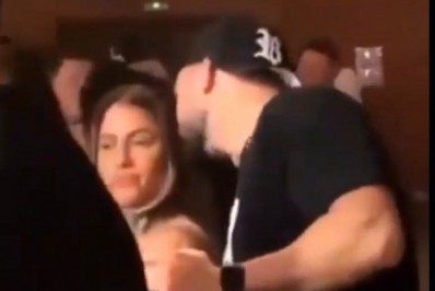 Vídeo: Arthur Picoli conversa ao pé do ouvido com morena em show