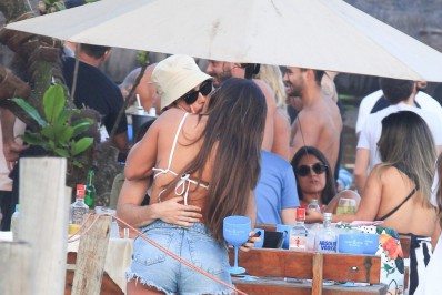 Ex-BBB Hariany Almeida beija novo namorado na praia