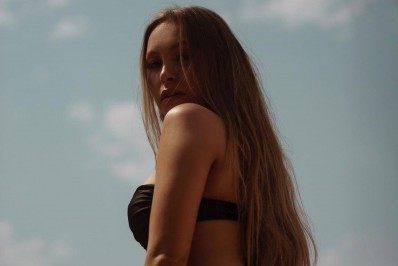 Carla Diaz posta foto de biquíni sexy e recebe elogios de jogador de vôlei