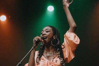 Ella Fernandes canta pelo aniversário de São Gonçalo no Teatro Carequinha