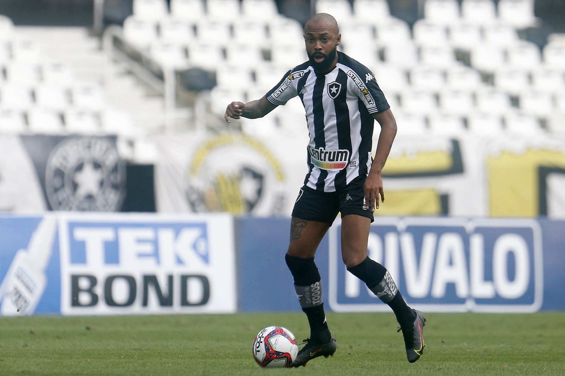 Comentarista do Grupo Globo destaca mérito de Enderson no Botafogo: ‘Trazer o Chay para o meio’