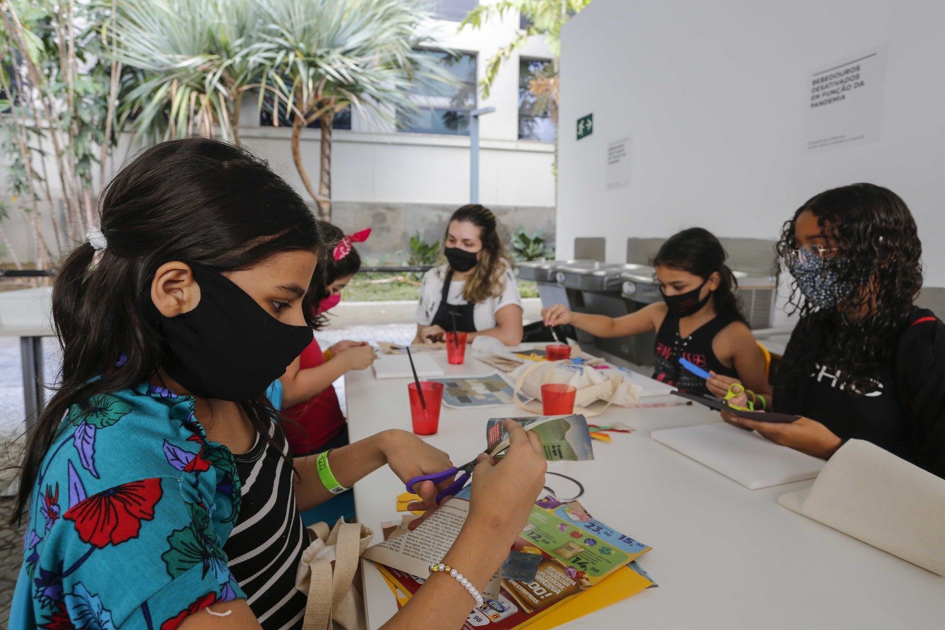 Crianças participam da oficina de criação artística. Obras vão formar nova exposição no MAR, no próximo dia 25 - Eduardo Uzal