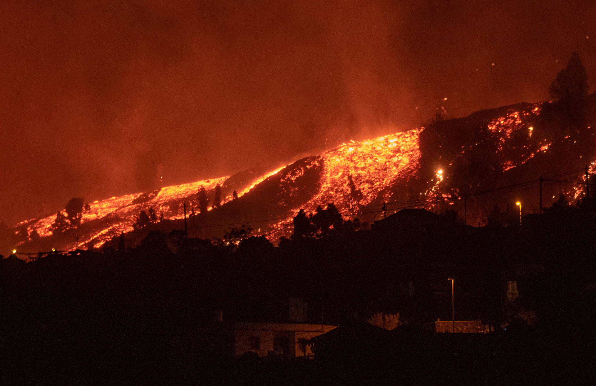 Lava do vulcão nas Canárias destrói mais de 100 casas