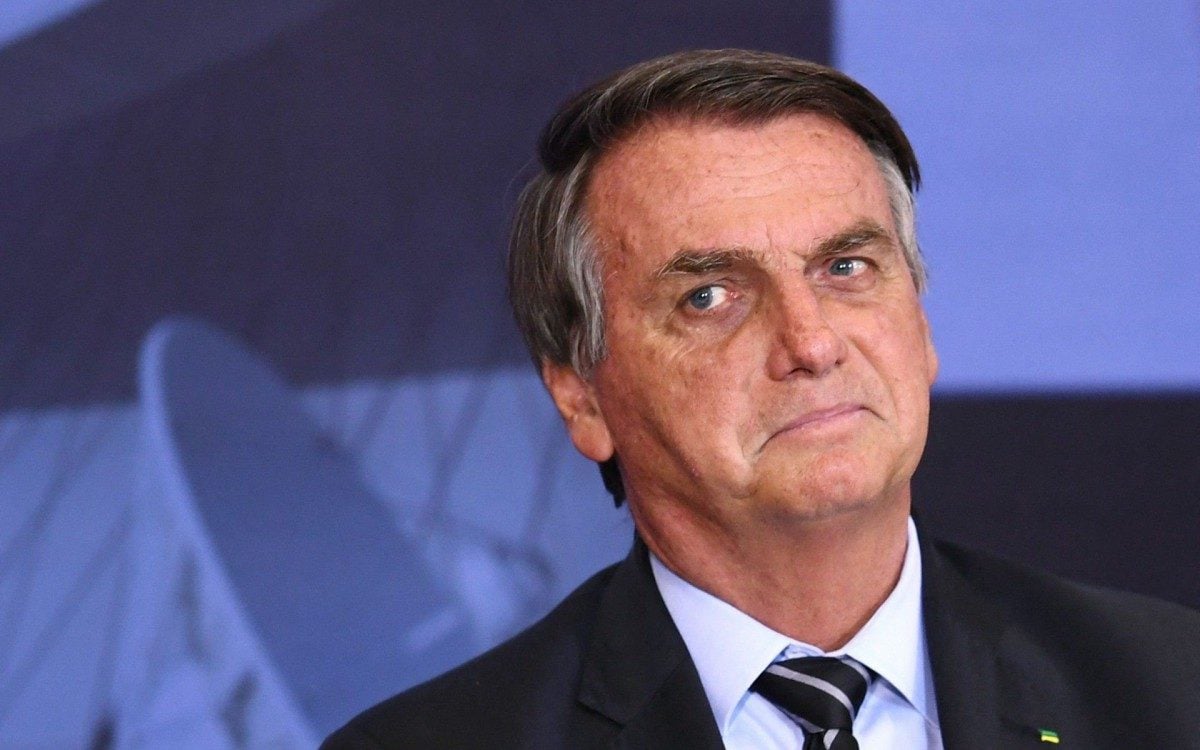 (FILES) In this file photo taken on September 14, 2021 Brazilian President Jair Bolsonaro gestures during the Marechal Rondon Communications Award ceremony at the Planalto Palace in Brasilia. - Brazilian President Jair Bolsonaro ate pizza on the sidewalk in New York ahead of the UN General Assembly, likely because he doesn't meet the city's Covid-19 vaccine requirements for indoor dining. The Big Apple currently requires anyone wanting to eat inside to provide proof of at least one shot and Bolsonaro says he is not vaccinated.&quot;Luxury dinner in New York,&quot; tweeted Brazil's secretariat minister Luiz Eduardo Ramos alongside a photo of Bolsonaro enjoying a slice outside with several members of his delegation. (Photo by EVARISTO SA / AFP) - AFP