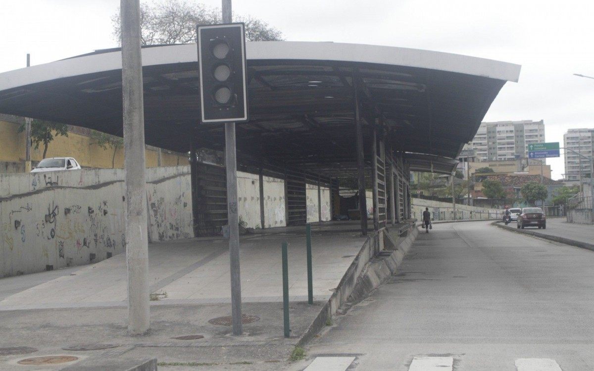 Prefeitura prorroga prazo de interven&ccedil;&atilde;o do BRT, foto de esta&ccedil;&otilde;es abandonadas, esta&ccedil;&atilde;o de Marambaia em Vicente de Carvalho e Guapor&eacute; na Penha, nesta segunda feira (20).