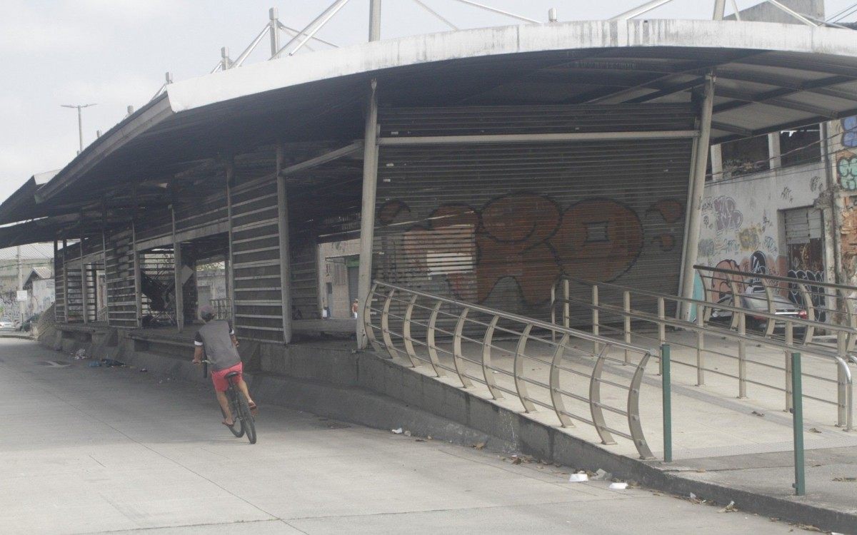 Prefeitura prorroga prazo de interven&ccedil;&atilde;o do BRT, foto de esta&ccedil;&otilde;es abandonadas, esta&ccedil;&atilde;o de Marambaia em Vicente de Carvalho e Guapor&eacute; na Penha, nesta segunda feira (20). - Marcos Porto/Ag&ecirc;ncia O Dia