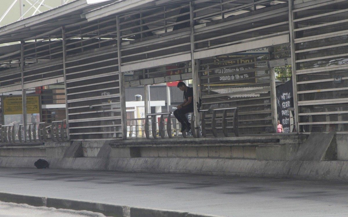 Prefeitura prorroga prazo de interven&ccedil;&atilde;o do BRT, foto de esta&ccedil;&otilde;es abandonadas, esta&ccedil;&atilde;o de Marambaia em Vicente de Carvalho e Guapor&eacute; na Penha, nesta segunda feira (20).