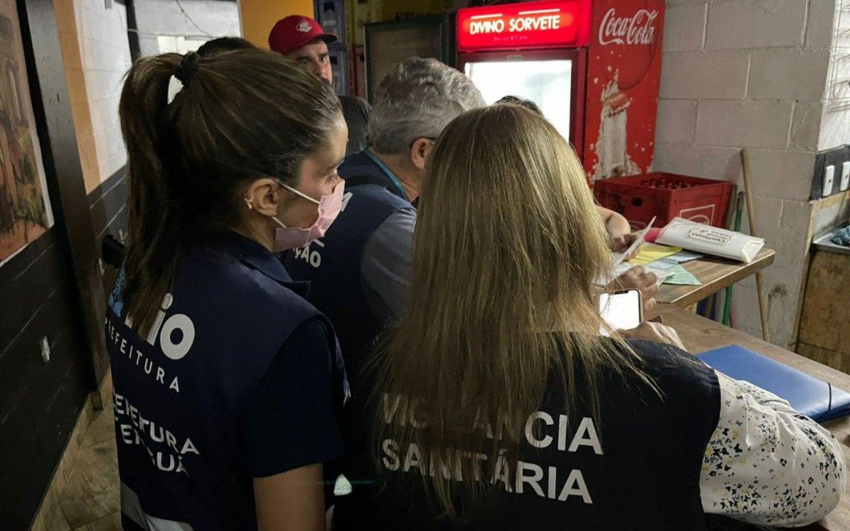 Ação foi realizada neste domingo em bar na Muzema - Divulgação/Prefeitura do Rio