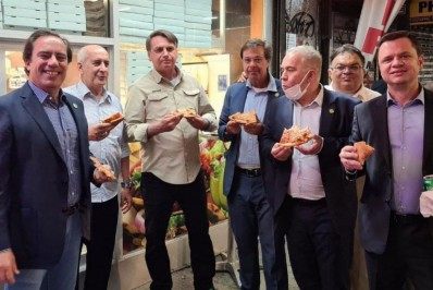 Após entrar em hotel pela porta dos fundos, Bolsonaro come pizza em calçada de NY