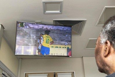 Pelé assiste jogo da seleção brasileira feminina em hospital