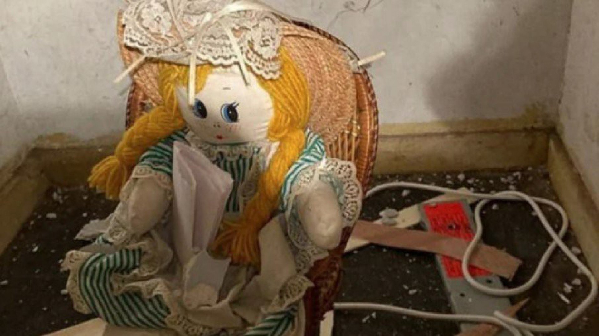 Morador quebra parede oca de casa nova e encontra boneca com recado assustador