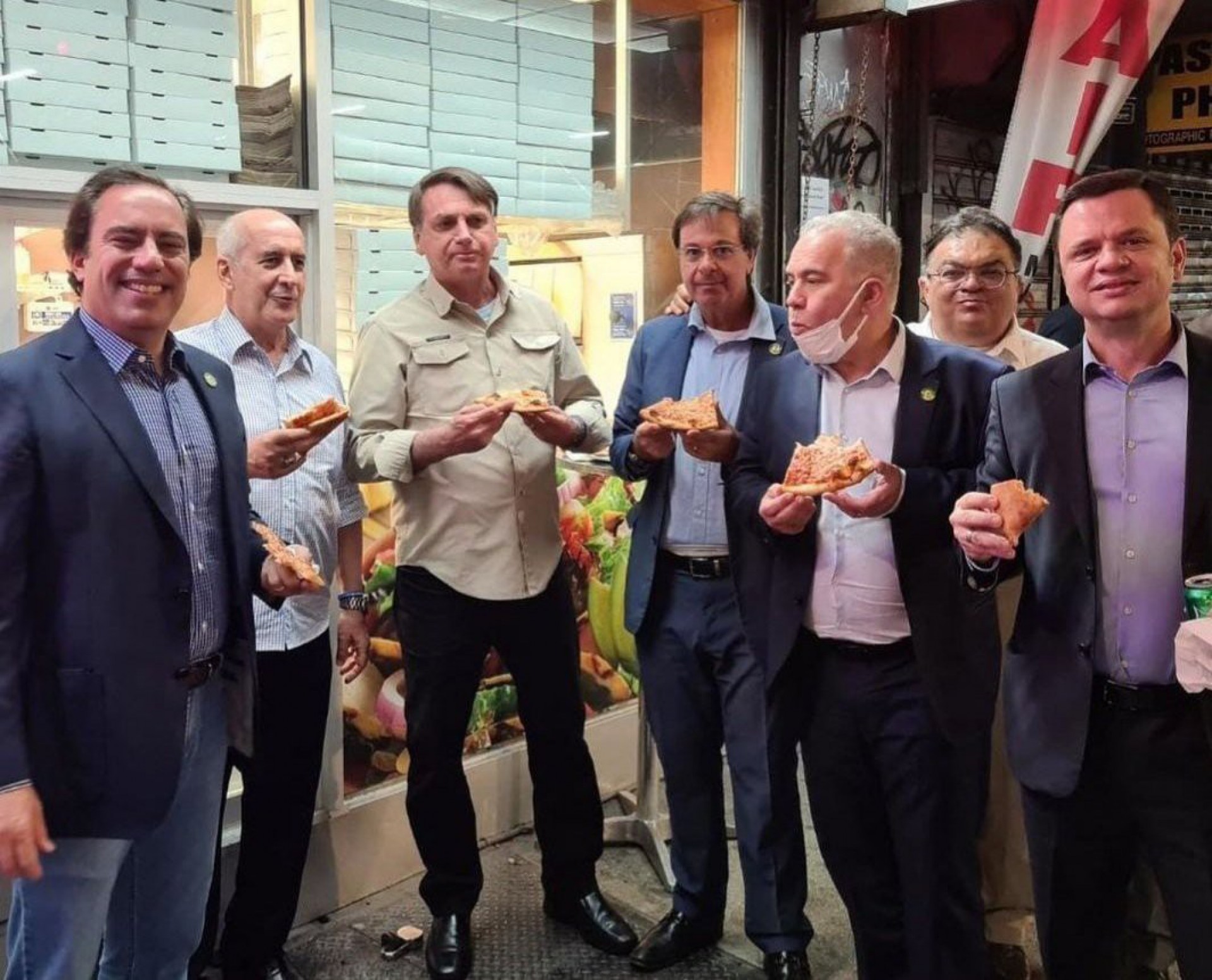 Após entrar em hotel pela porta dos fundos, Bolsonaro come pizza em calçada de NY