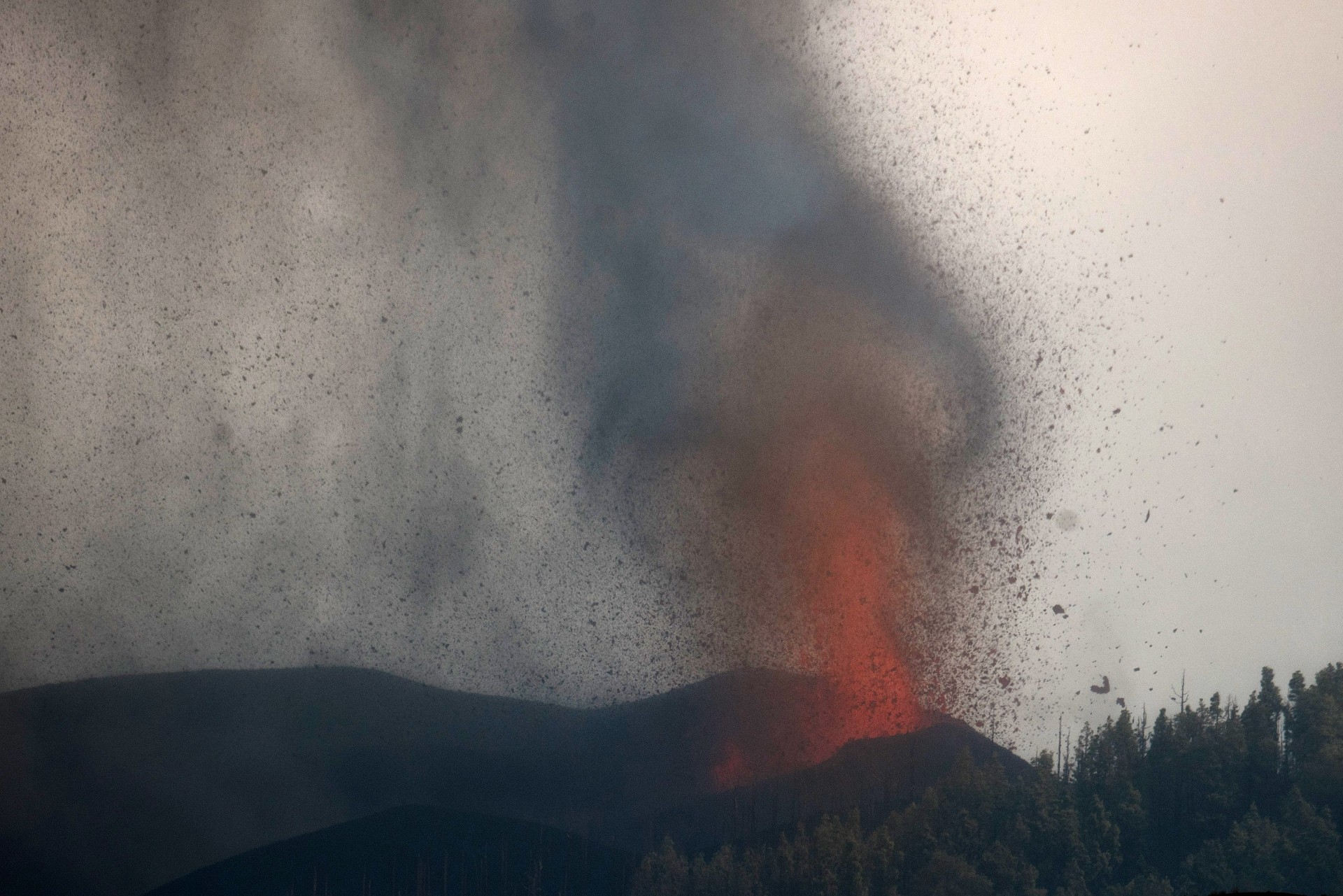 Mais de 6 mil pessoas foram removidas por erupção de vulcão nas Canárias